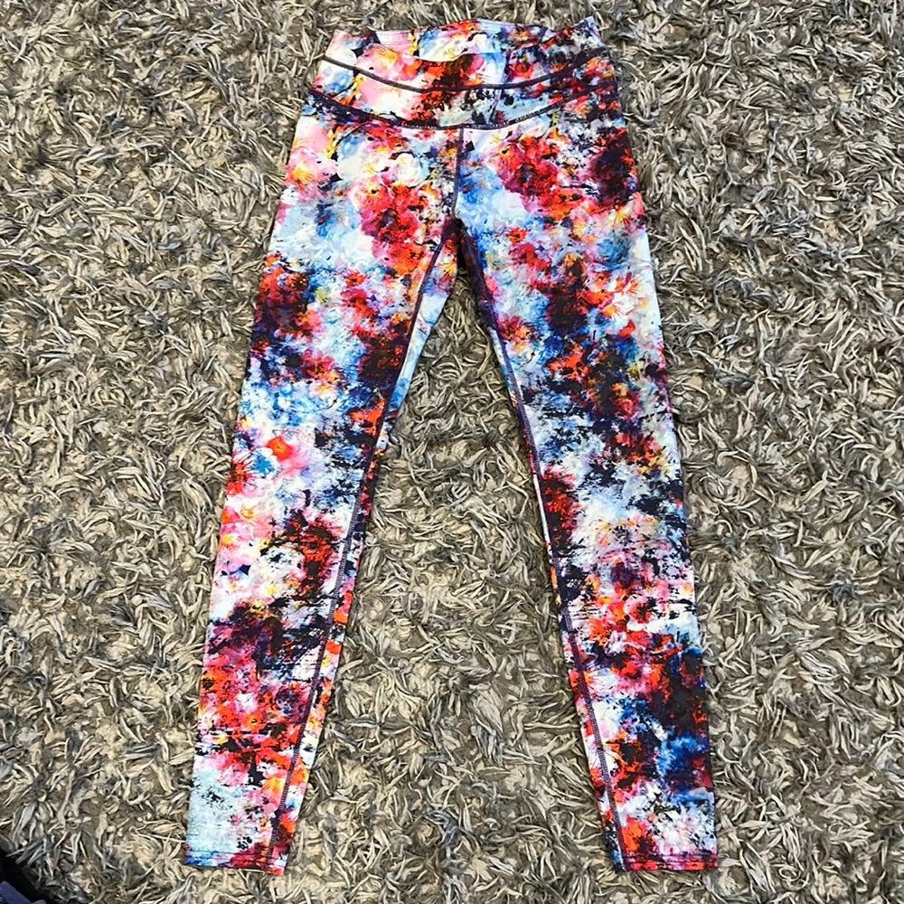 Athleta size small yoga pants. Small zip pocket on the back. Great condition.